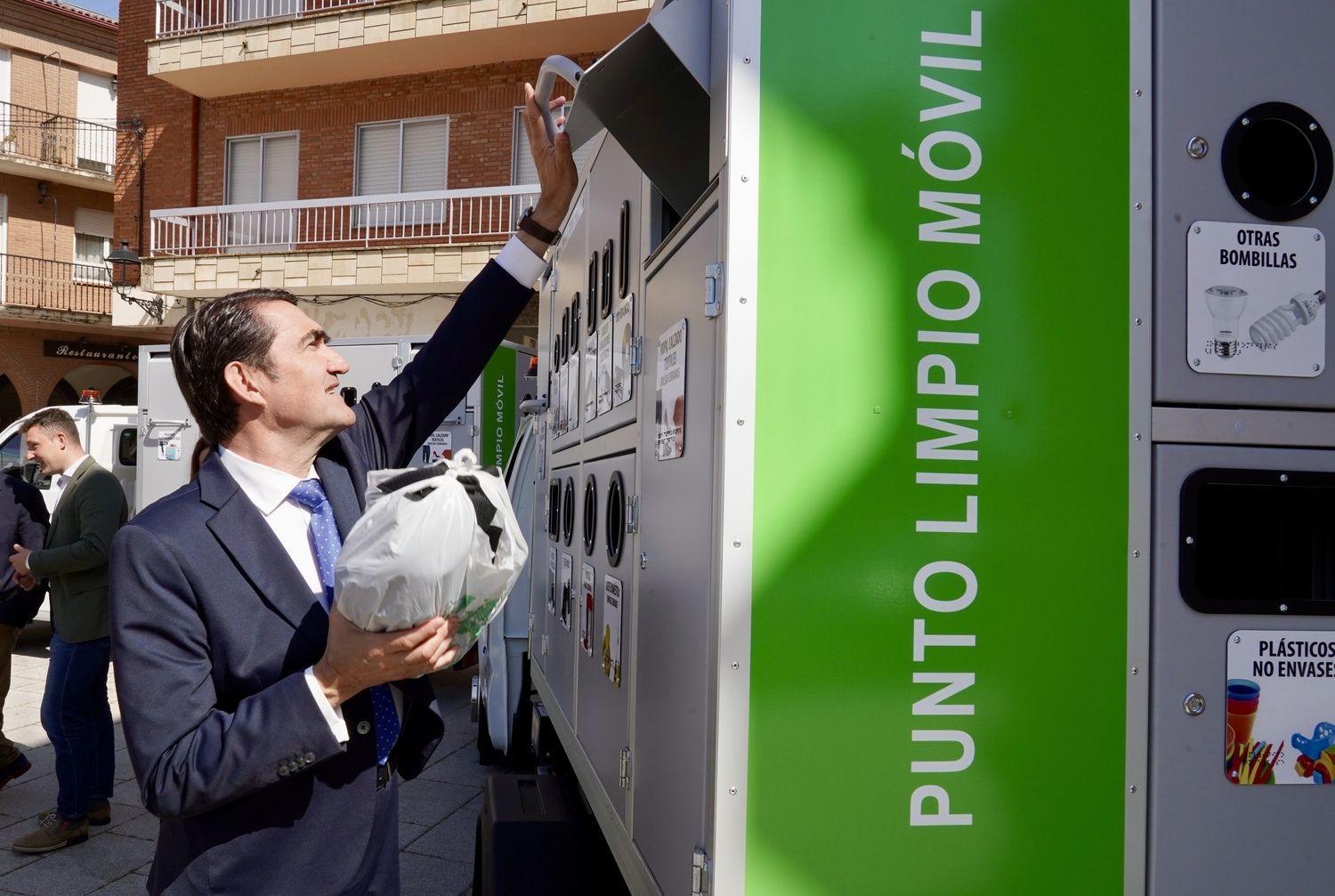 Entrega de puntos limpios móviles al Ayuntamiento de Valencia de Don Juan | Carlos S. Campillo / ICAL Entrega de puntos limpios móviles al Ayuntamiento de Valencia de Don Juan | Carlos S. Campillo / ICAL