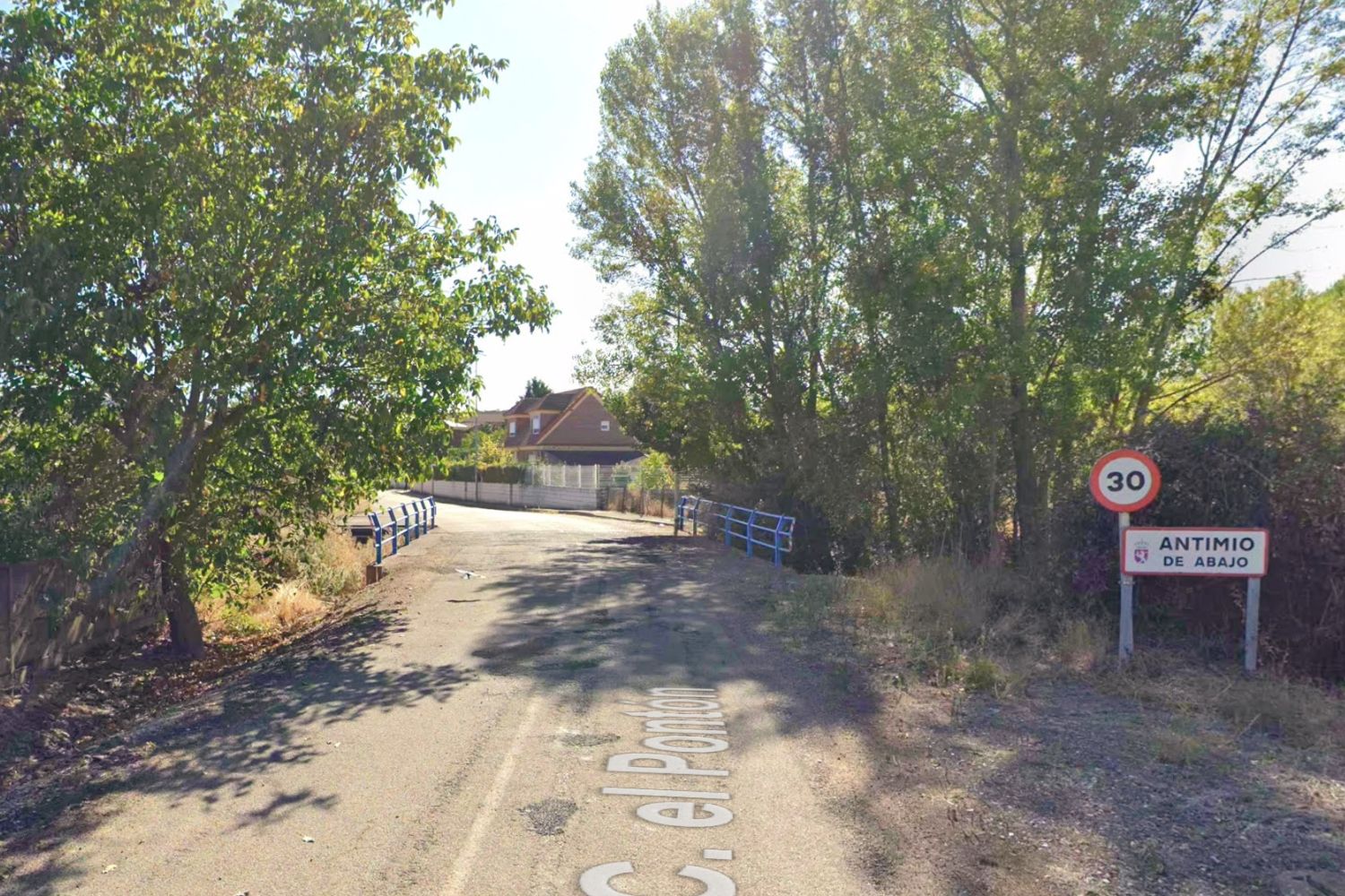 Entrada a Antimio de Abajo Entrada a Antimio de Abajo