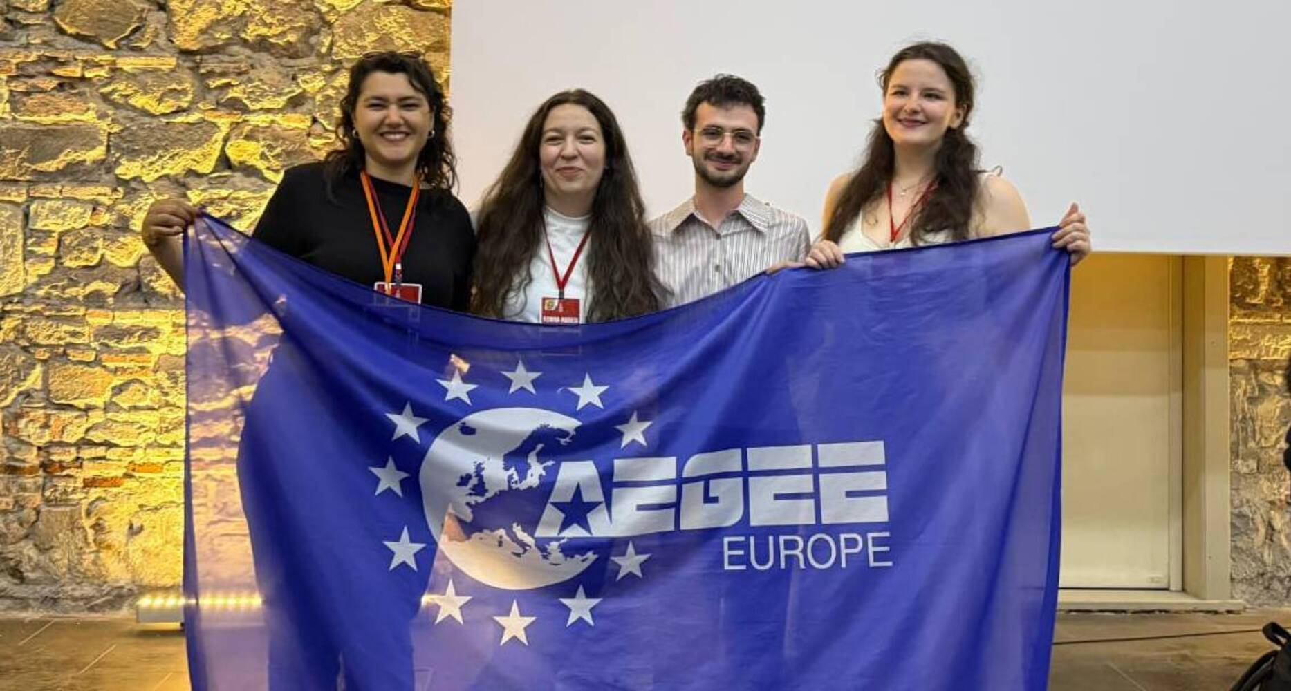 David Mediavilla Aller junto al resto de miembros del nuevo Comité Directeur de AEGEE Europa David Mediavilla Aller junto al resto de miembros del nuevo Comité Directeur de AEGEE Europa