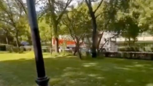 Un tráiler tiene que salir marcha atrás del Paseo Salamanca para evitar chocar contra el puente de San Marcos