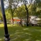 Un tráiler tiene que salir marcha atrás del Paseo Salamanca para evitar chocar contra el puente de San Marcos