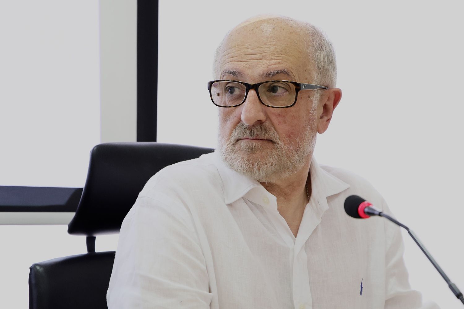 El catedrático de la ULE, José Luis Placer Galán, durante la presentación el Informe sobre Comercio Exterior en la provincia de León durante el año 2025 | Carlos S. Campillo / ICAL