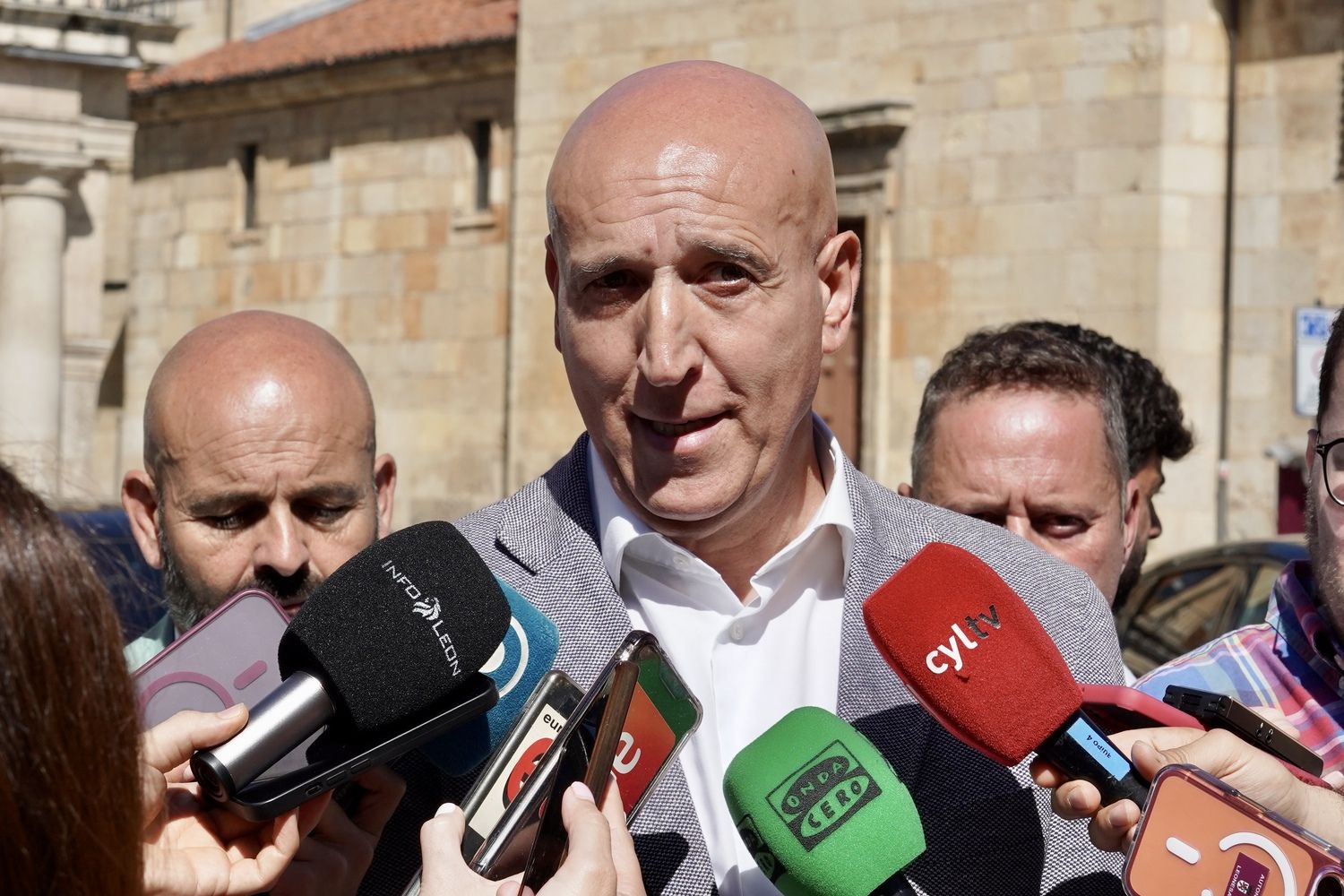 José Antonio Diez, alcalde de León, durante la presentación del X Salón del Vehículo Nuevo Acole-Cel | Carlos S. Campillo / ICAL