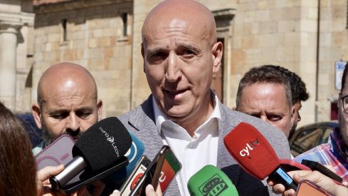 José Antonio Diez, alcalde de León, durante la presentación del X Salón del Vehículo Nuevo Acole-Cel | Carlos S. Campillo / ICAL