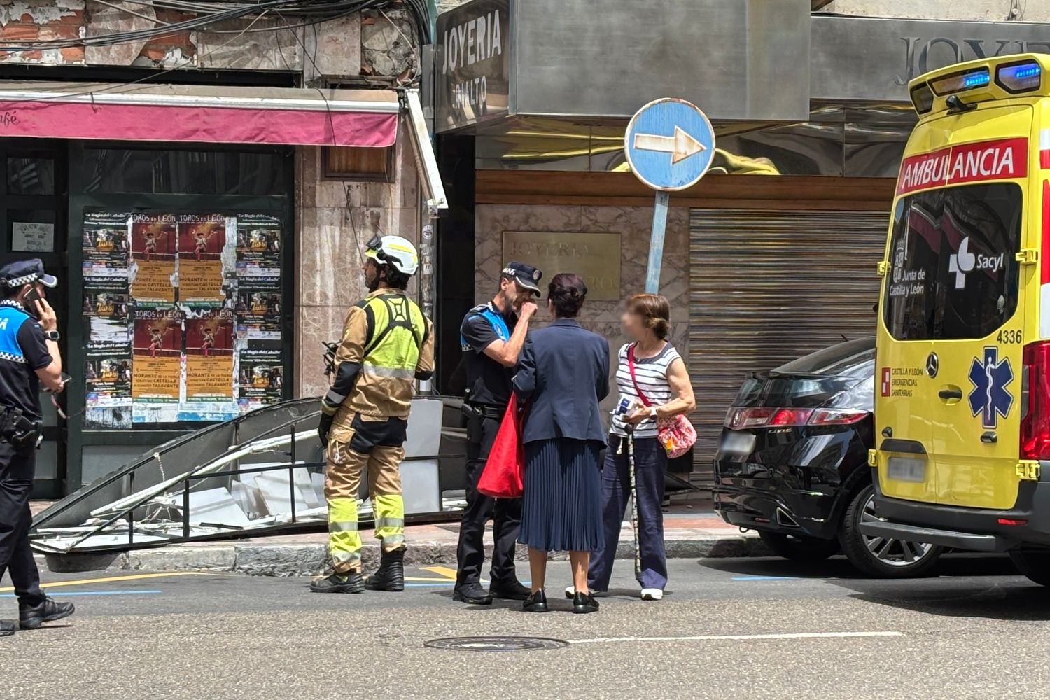 Herida una septuagenaria tras caerle encima el cartel de un local comercial en León