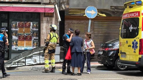 Herida una septuagenaria tras caerle encima el cartel de un local comercial en León