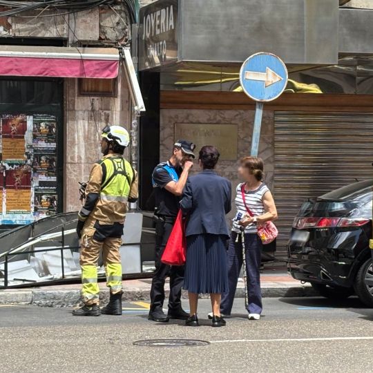 Herida una septuagenaria tras caerle encima el cartel de un local comercial en León
