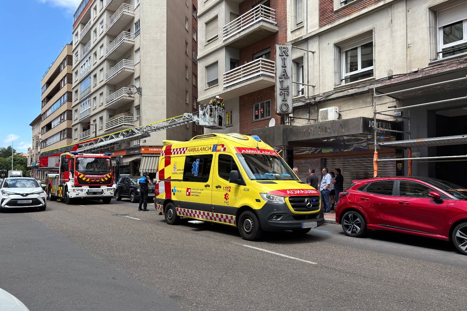 Intervención en la caída del cartel del local comercial que dejó una herida en León