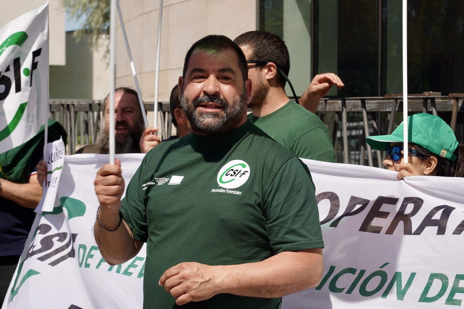 Miembros de CSIF se concentran a las puertas del Centro para la Defensa del Fuego de León | Carlos S. Campillo / ICAL