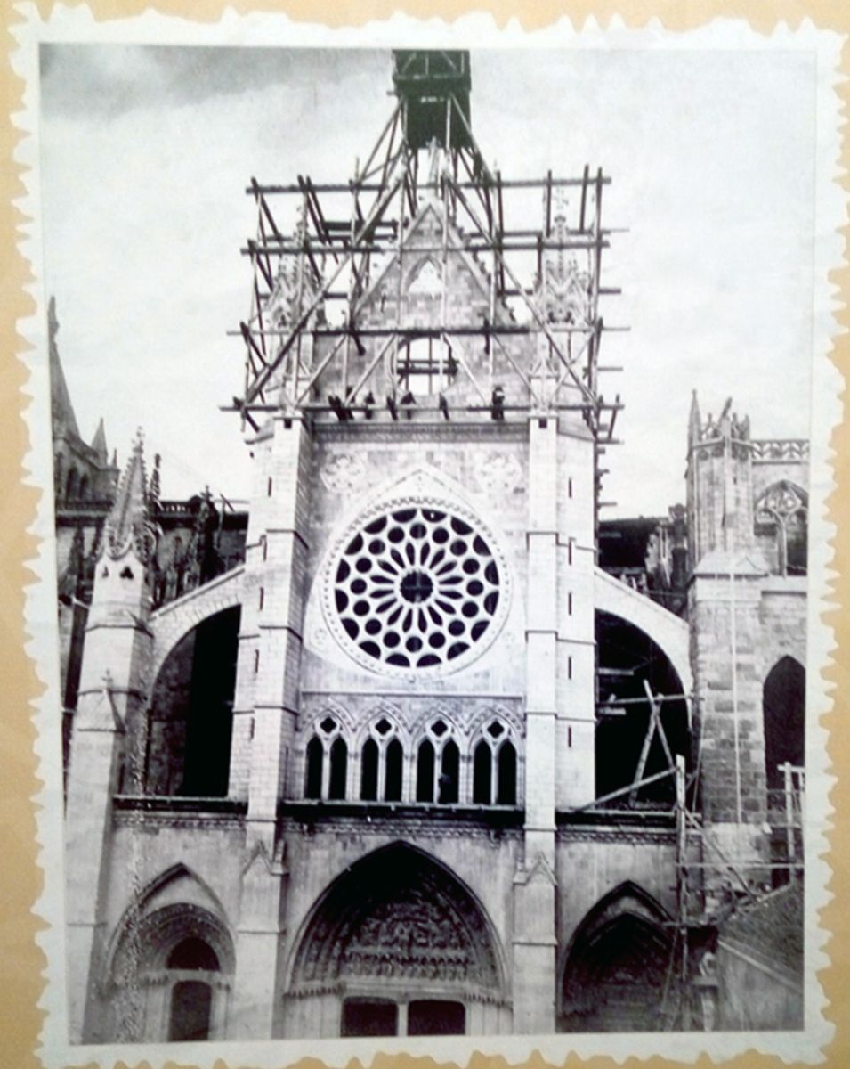 Restauración del hastial de la fachada sur de la Catedral de León | León Antiguo - José Luis Santos Flórez