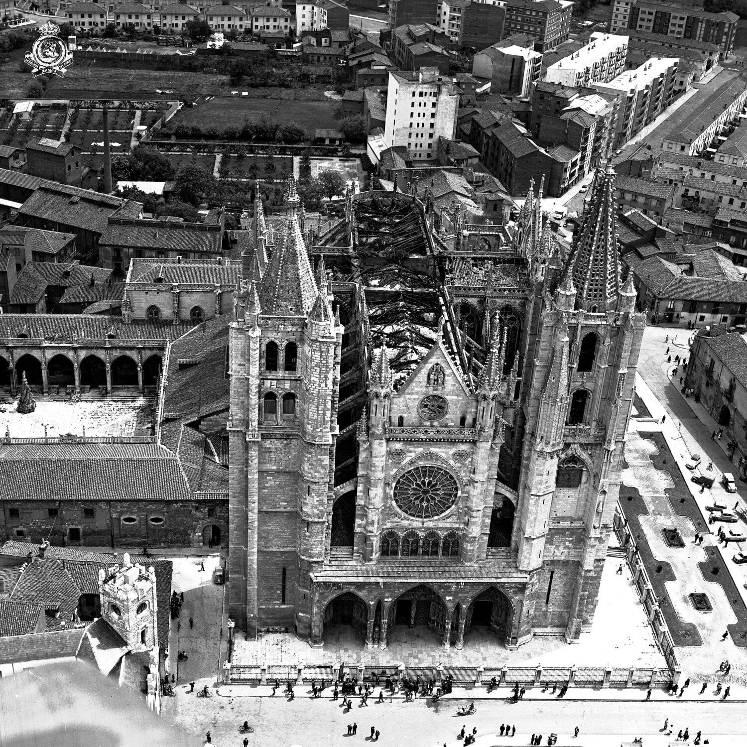 Incendio de la catedral de León en 1966. Fotografía de César Andrés Delgado cedida por el Archivo del Cabildo Catedralicio | ICAL