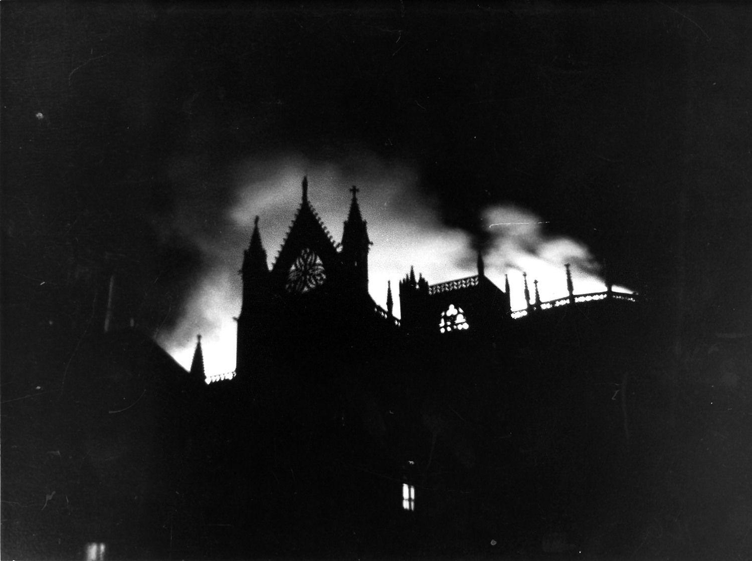 Incendio de la catedral de León en 1966. Fotografía de César Andrés Delgado cedida por el Archivo del Cabildo Catedralicio | ICAL