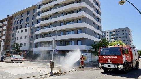 Una retroexcavadora rompe una tubería de gas y obliga a cortar una calle de León | Carlos S. Campillo / ICAL Una retroexcavadora rompe una tubería de gas y obliga a cortar una calle de León | Carlos S. Campillo / ICAL