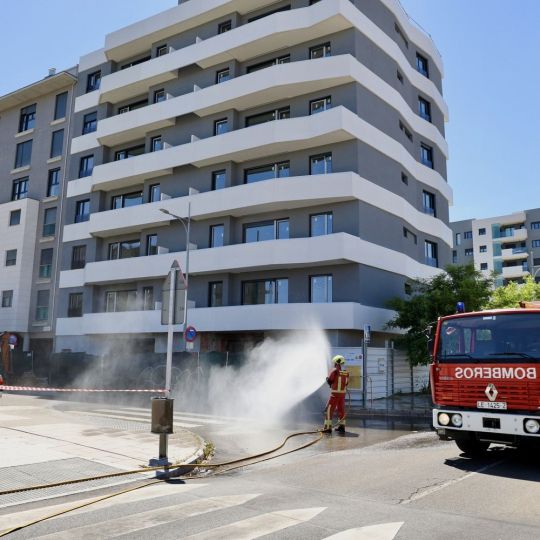 Una retroexcavadora rompe una tubería de gas y obliga a cortar una calle de León | Carlos S. Campillo / ICAL Una retroexcavadora rompe una tubería de gas y obliga a cortar una calle de León | Carlos S. Campillo / ICAL