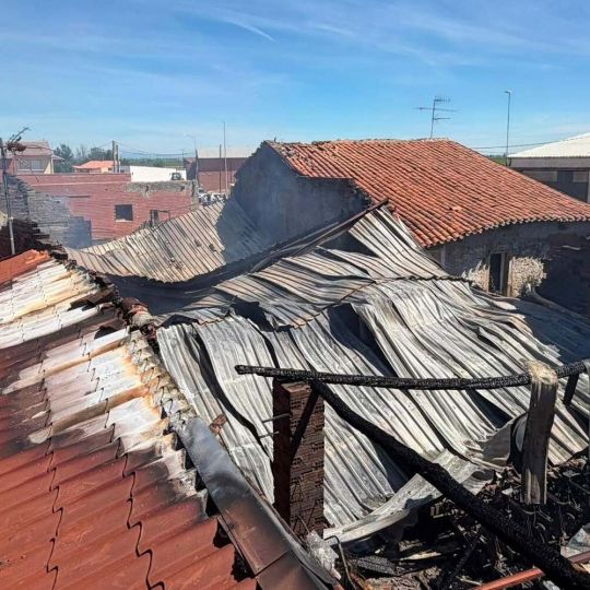 Un incendio calcina una nave agrícola en Zotes del Páramo (León) Un incendio calcina una nave agrícola en Zotes del Páramo (León)