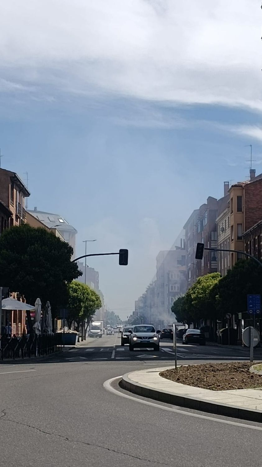 Humo del incendio visto desde la glorieta de la avenida Quevedo | Cedida a InfoLeon Humo del incendio visto desde la glorieta de la avenida Quevedo | Cedida a InfoLeon