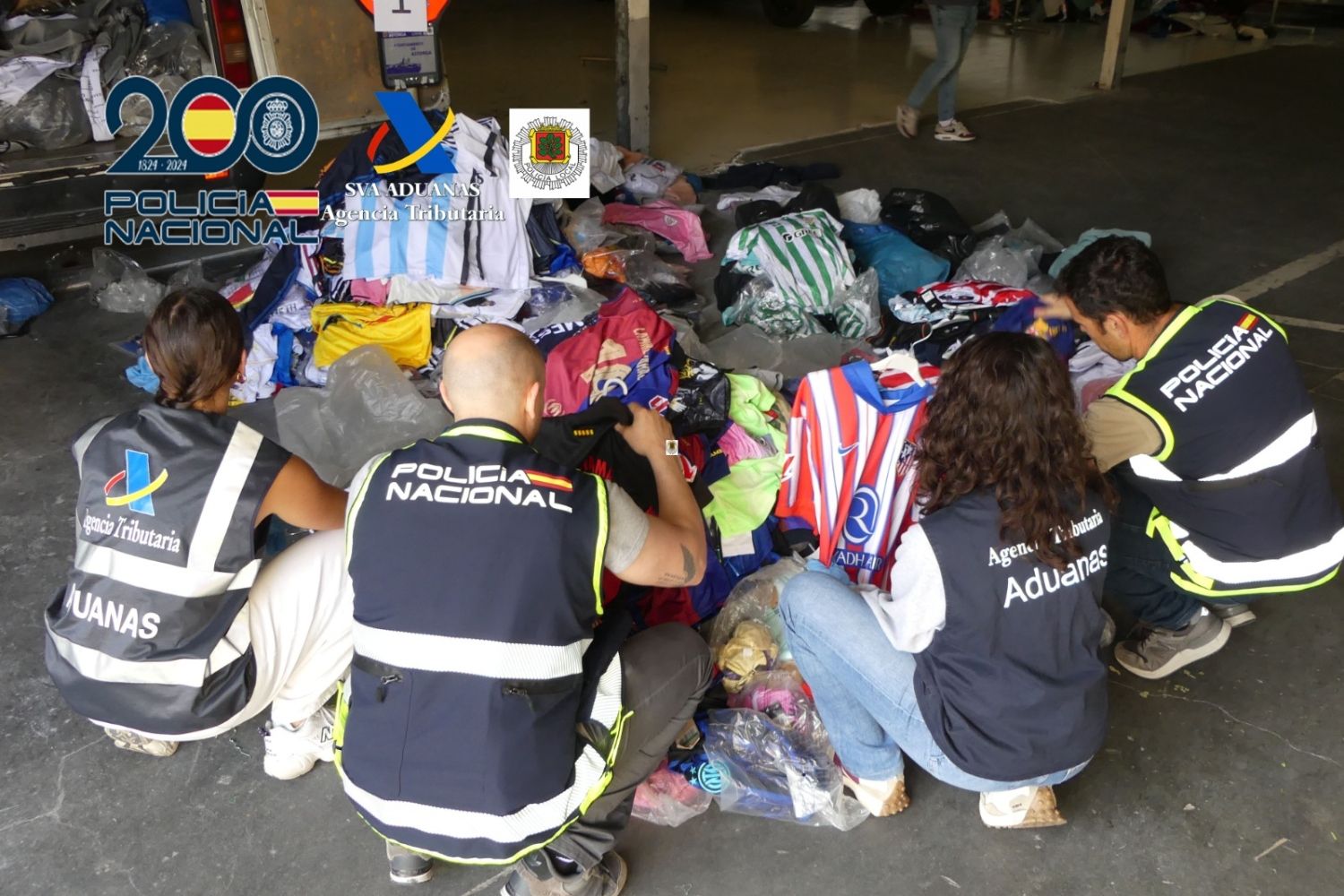 Cinco detenidos y una tonelada de ropa incautada en el rastro de Astorga Cinco detenidos y una tonelada de ropa incautada en el rastro de Astorga