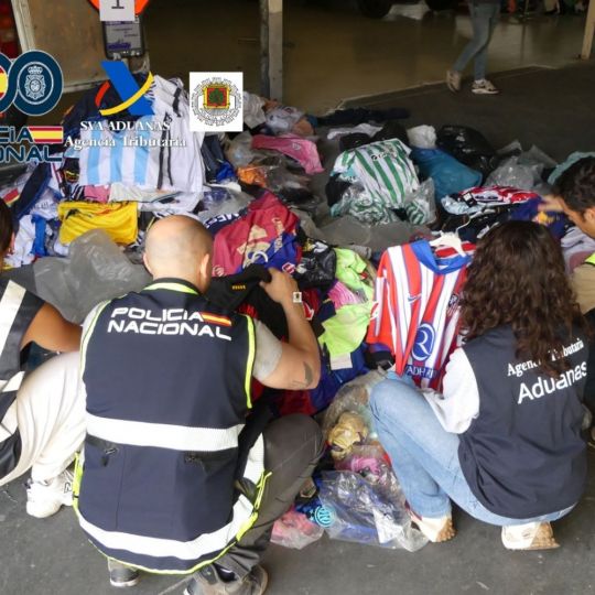 Cinco detenidos y una tonelada de ropa incautada en el rastro de Astorga Cinco detenidos y una tonelada de ropa incautada en el rastro de Astorga
