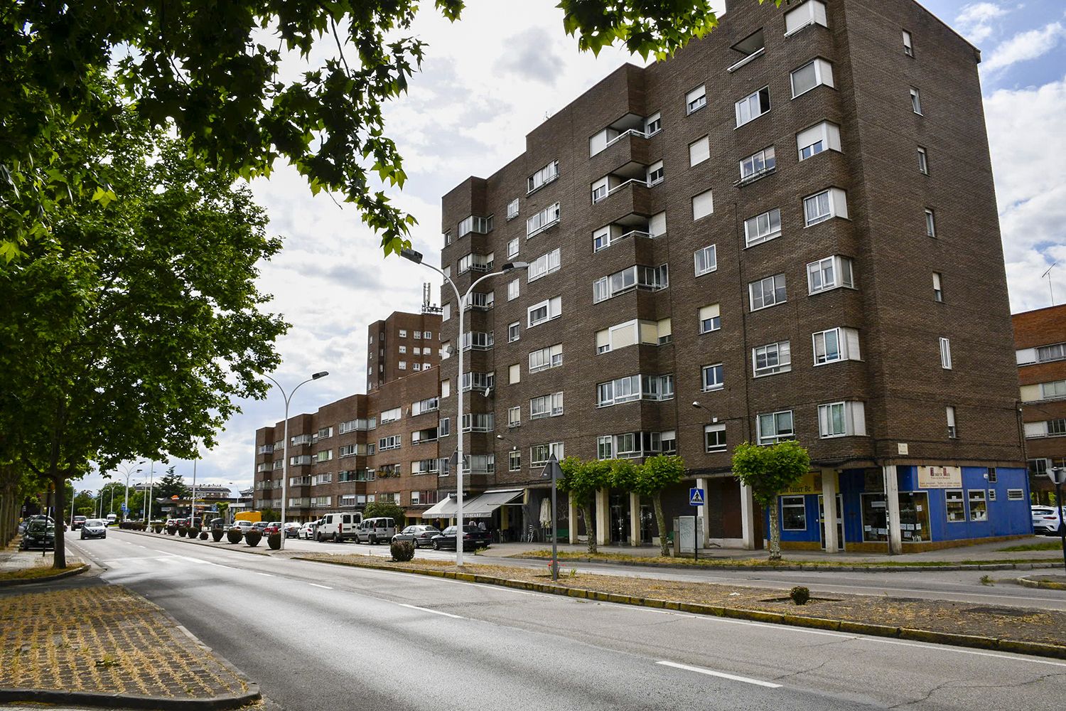 Edificio de viviendas en la Avenida de la Libertad de Ponferrada Edificio de viviendas en la Avenida de la Libertad de Ponferrada