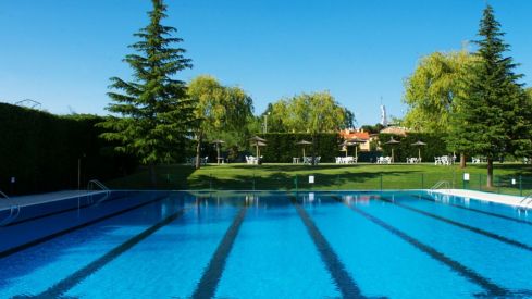 Valverde de la Virgen calienta el verano con la apertura de piscinas y grandes excursiones a la Warner, Aquópolis y el Sella