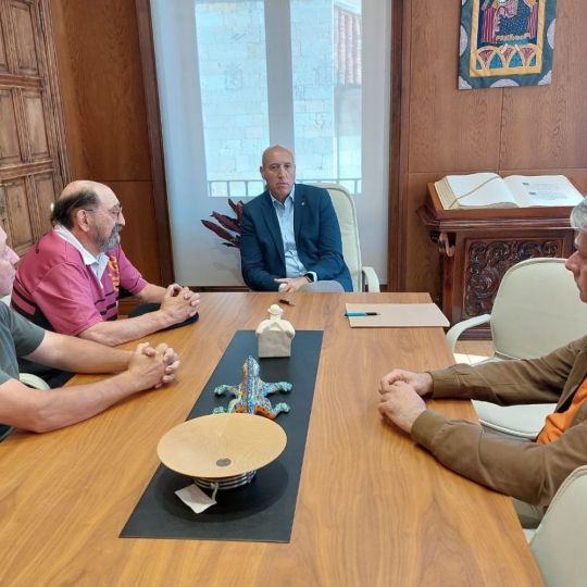 Reunión entre la Plataforma Más Vuelos y el alcalde de León, José Antonio Diez Reunión entre la Plataforma Más Vuelos y el alcalde de León, José Antonio Diez