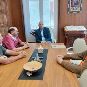 Reunión entre la Plataforma Más Vuelos y el alcalde de León, José Antonio Diez