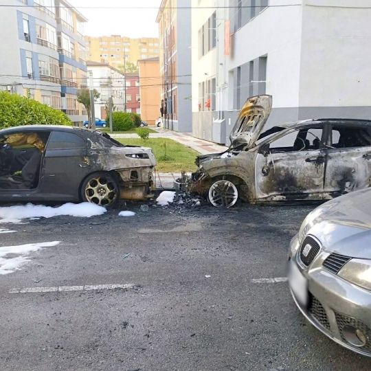 Dos coches terminan calcinados en un incendio de madrugada en Pinilla | FB: Héctor Toro Díaz Dos coches terminan calcinados en un incendio de madrugada en Pinilla | FB: Héctor Toro Díaz