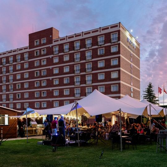 Una noche de risas y gastronomía: La propuesta del Hotel ARVA Santiago de León para despedir agosto