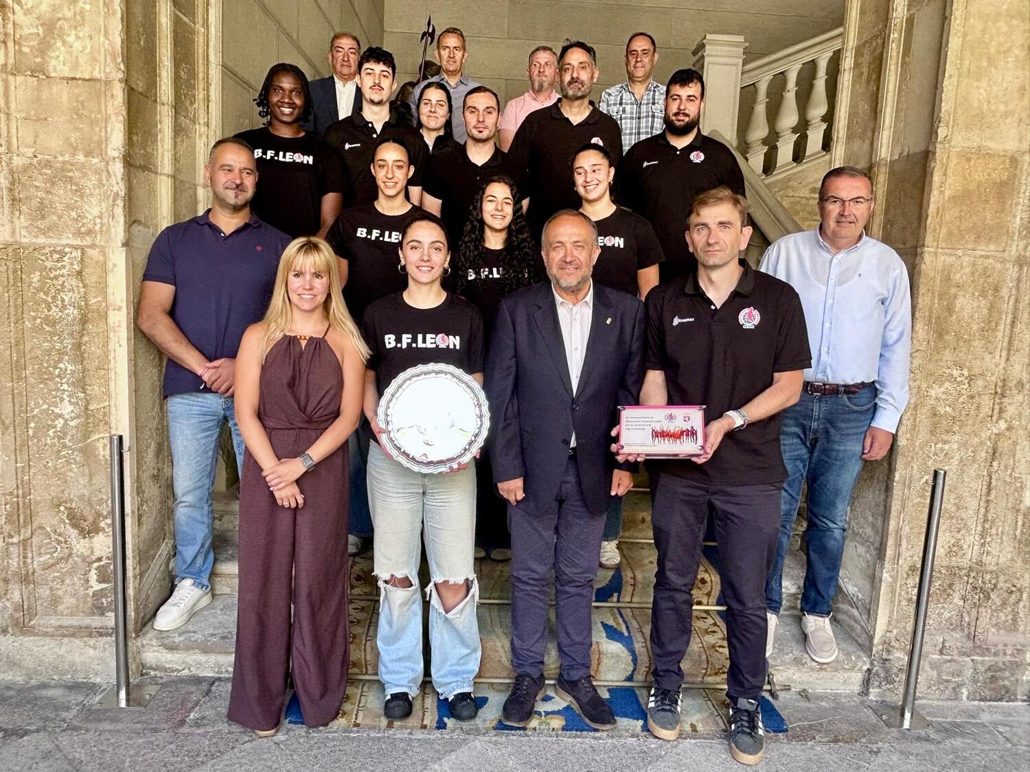 El Baloncesto Femenino León recibe el homenaje de la Diputación tras un "ascenso histórico"