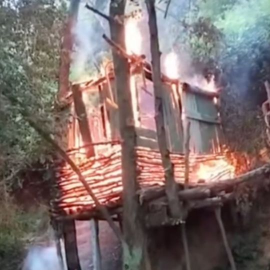 Un incendio reduce a cenizas 'La Casita de los Deseos' de La Candamia en León Un incendio reduce a cenizas 'La Casita de los Deseos' de La Candamia en León