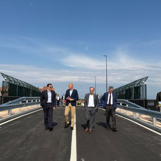 León estrena el nuevo paso superior de Trobajo del Cerecedo tras una inversión de 3,5 millones León estrena el nuevo paso superior de Trobajo del Cerecedo tras una inversión de 3,5 millones