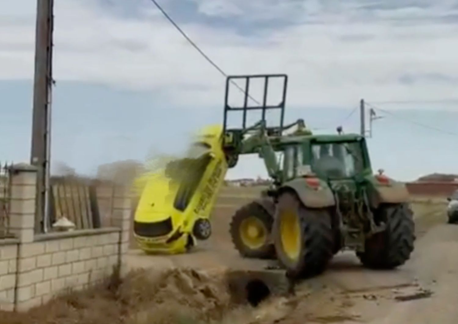 Detenido en El Burgo Ranero (León) tras embestir con un tractor a un vehículo de una empresa de cobros Detenido en El Burgo Ranero (León) tras embestir con un tractor a un vehículo de una empresa de cobros