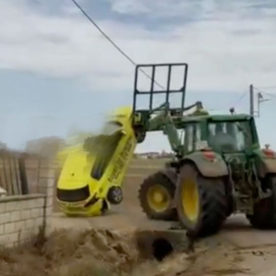 Detenido en El Burgo Ranero (León) tras embestir con un tractor a un vehículo de una empresa de cobros Detenido en El Burgo Ranero (León) tras embestir con un tractor a un vehículo de una empresa de cobros