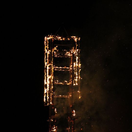 León vive una Noche de San Juan atípica: Sin fuegos artificiales pero con la hoguera y Urraca como protagonistas