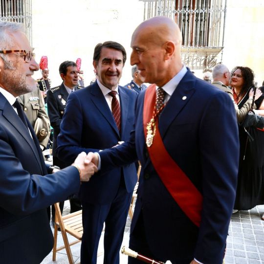 José Antonio Diez, alcalde de León y Carlos Pollan, vicepresidente de la Junta, en la misa de San Juan en León | Carlos S. Campillo / ICAL José Antonio Diez, alcalde de León y Carlos Pollan, vicepresidente de la Junta, en la misa de San Juan en León | Carlos S. Campillo / ICAL