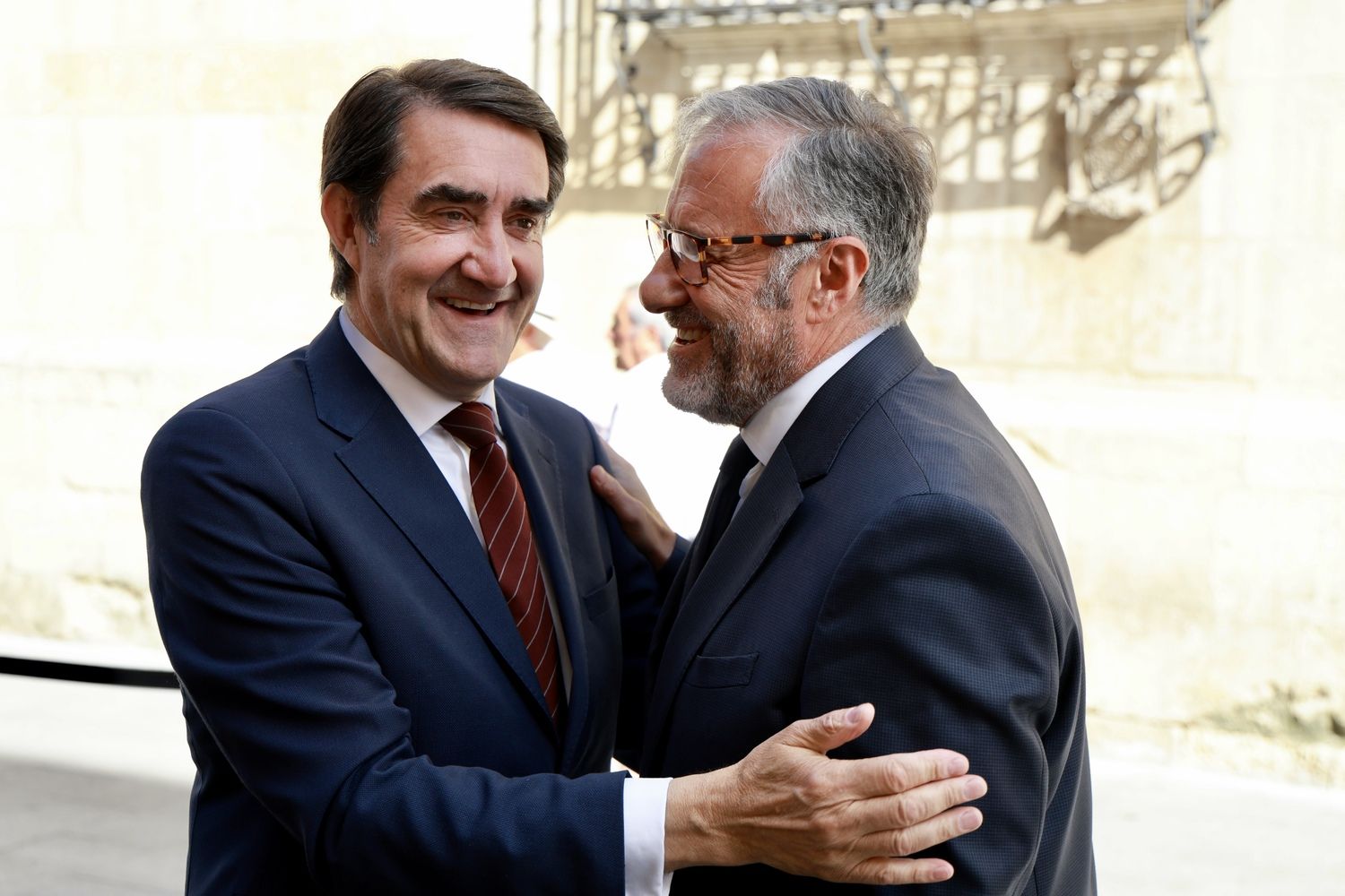 Carlos Pollan, vicepresidente, y Juan Carlos Suárez-Quiñones, consejero de Industria, Comercio, Empleo y Universidades e Investigación de la Junta en la misa de San Juan en León | Carlos S. Campillo / ICAL Carlos Pollan, vicepresidente, y Juan Carlos Suárez-Quiñones, consejero de Industria, Comercio, Empleo y Universidades e Investigación de la Junta en la misa de San Juan en León | Carlos S. Campillo / ICAL