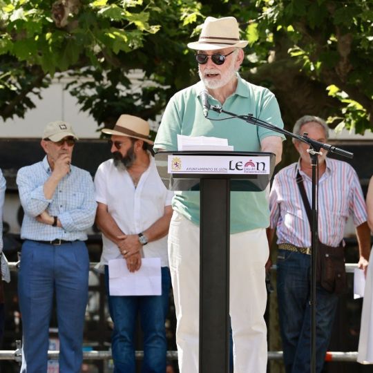 El presidente de la Asociación de Amigos de los Decreta, Juan Pedro Aparicio, durante la celebración de una lectura pública del texto de 1188 | Carlos S. Campillo / ICAL El presidente de la Asociación de Amigos de los Decreta, Juan Pedro Aparicio, durante la celebración de una lectura pública del texto de 1188 | Carlos S. Campillo / ICAL