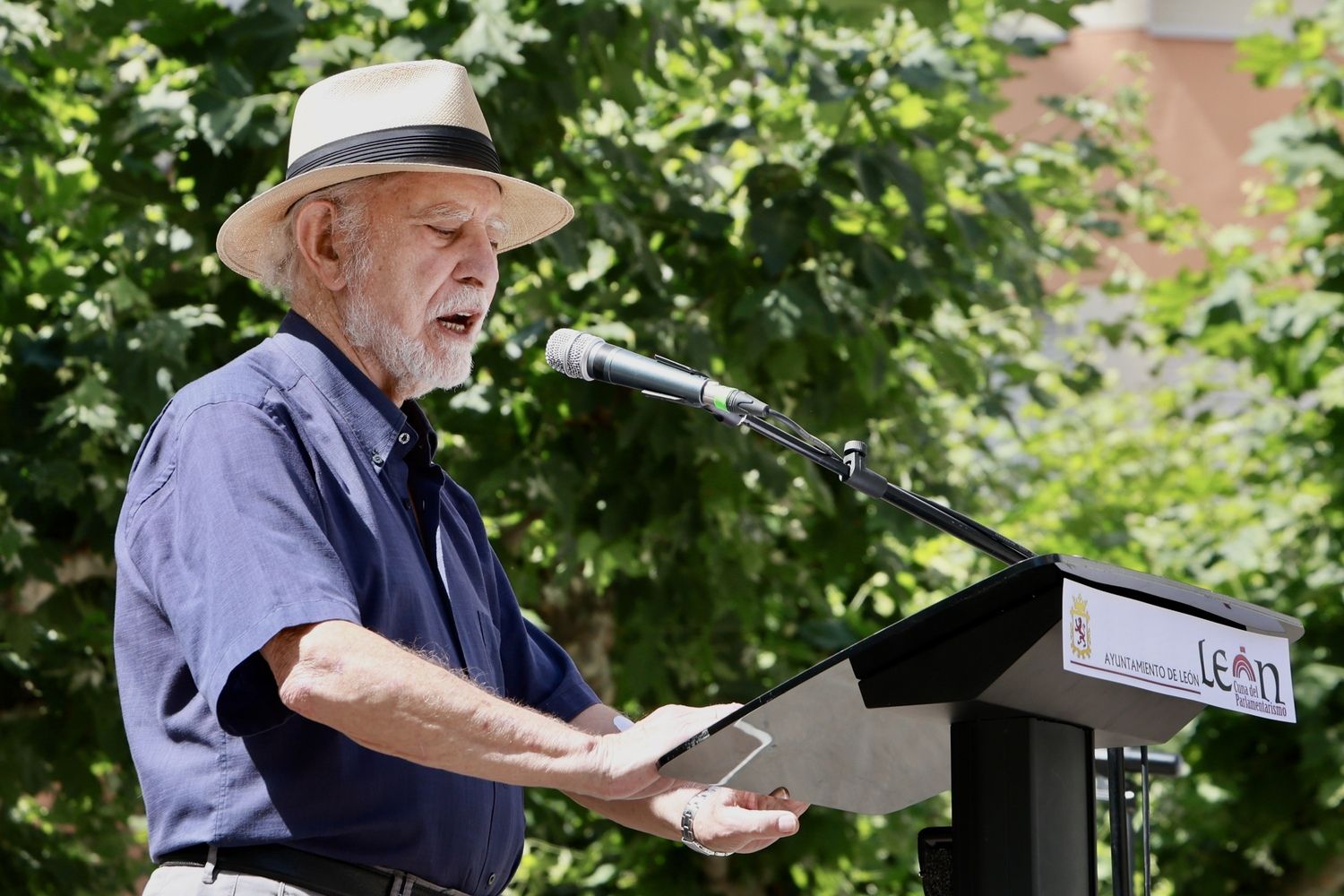 El escritor José María Merino durante la celebración de una lectura pública del texto de los Decreta | Carlos S. Campillo / ICAL El escritor José María Merino durante la celebración de una lectura pública del texto de los Decreta | Carlos S. Campillo / ICAL