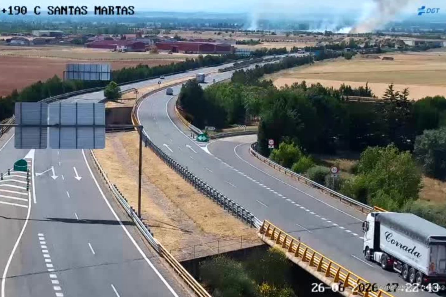 Cortada la A-231 en sentido León en Santas Martas por un incendio iniciado en la mediana