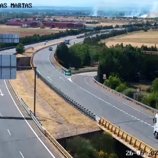 Cortada la A-231 en sentido León en Santas Martas por un incendio iniciado en la mediana
