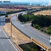 Cortada la A-231 en sentido León en Santas Martas por un incendio iniciado en la mediana