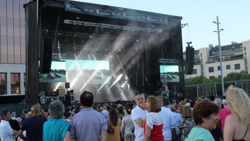 León responde a los suyos: Café Quijano arrasa en el concierto de las fiestas de San Juan | José Martín