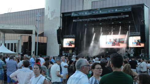 León responde a los suyos: Café Quijano arrasa en el concierto de las fiestas de San Juan | José Martín