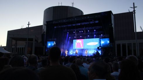 León responde a los suyos: Café Quijano arrasa en el concierto de las fiestas de San Juan | José Martín