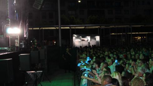 León responde a los suyos: Café Quijano arrasa en el concierto de las fiestas de San Juan | José Martín