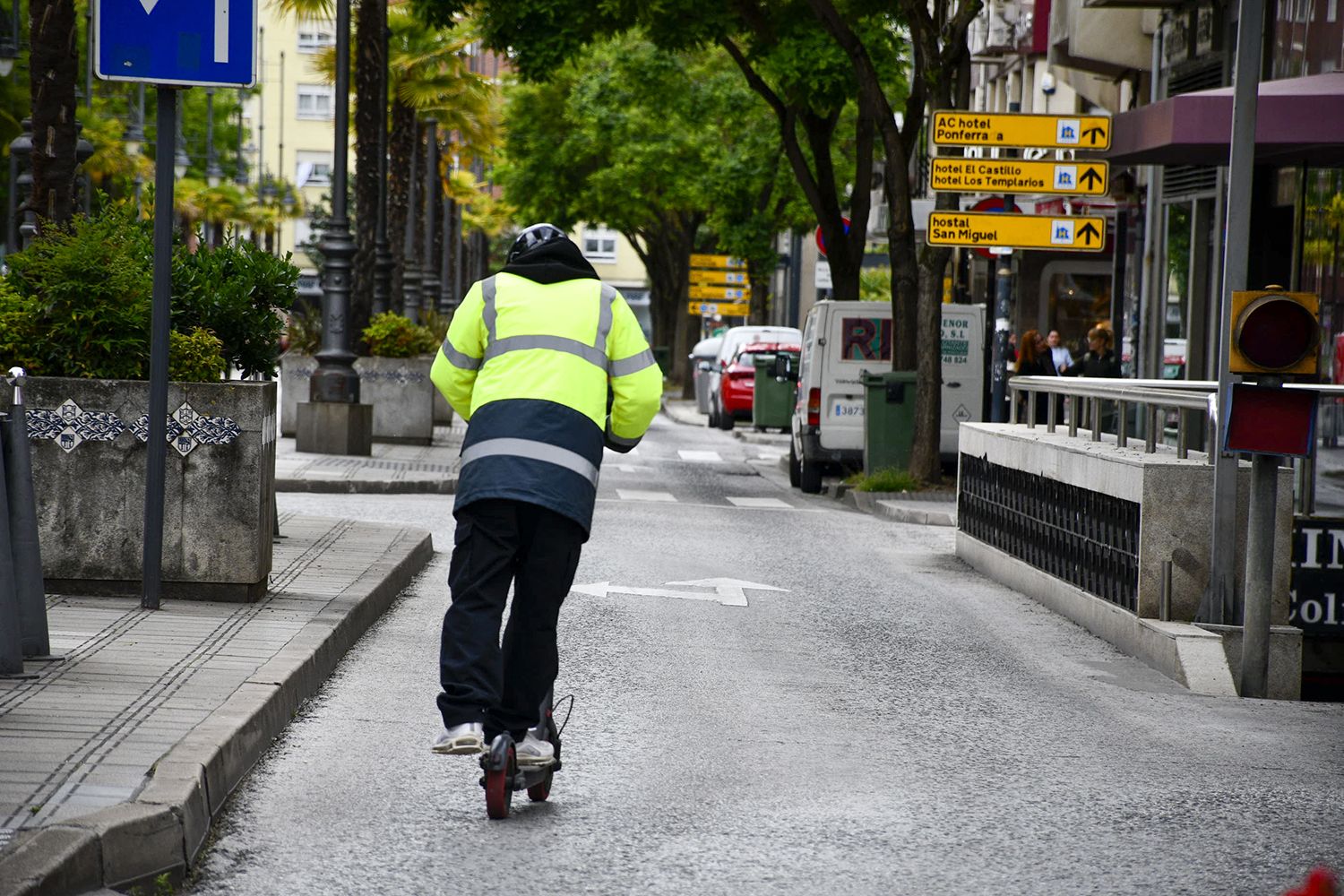 Persona en patinete por las calles de Ponferrada | Foto: Infobierzo