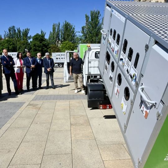 León, San Andrés, Valverde y la Diputación reciben 14 puntos limpios móviles y 5 camiones eléctricos para la gestión de residuos | Carlos S. Campillo / ICAL