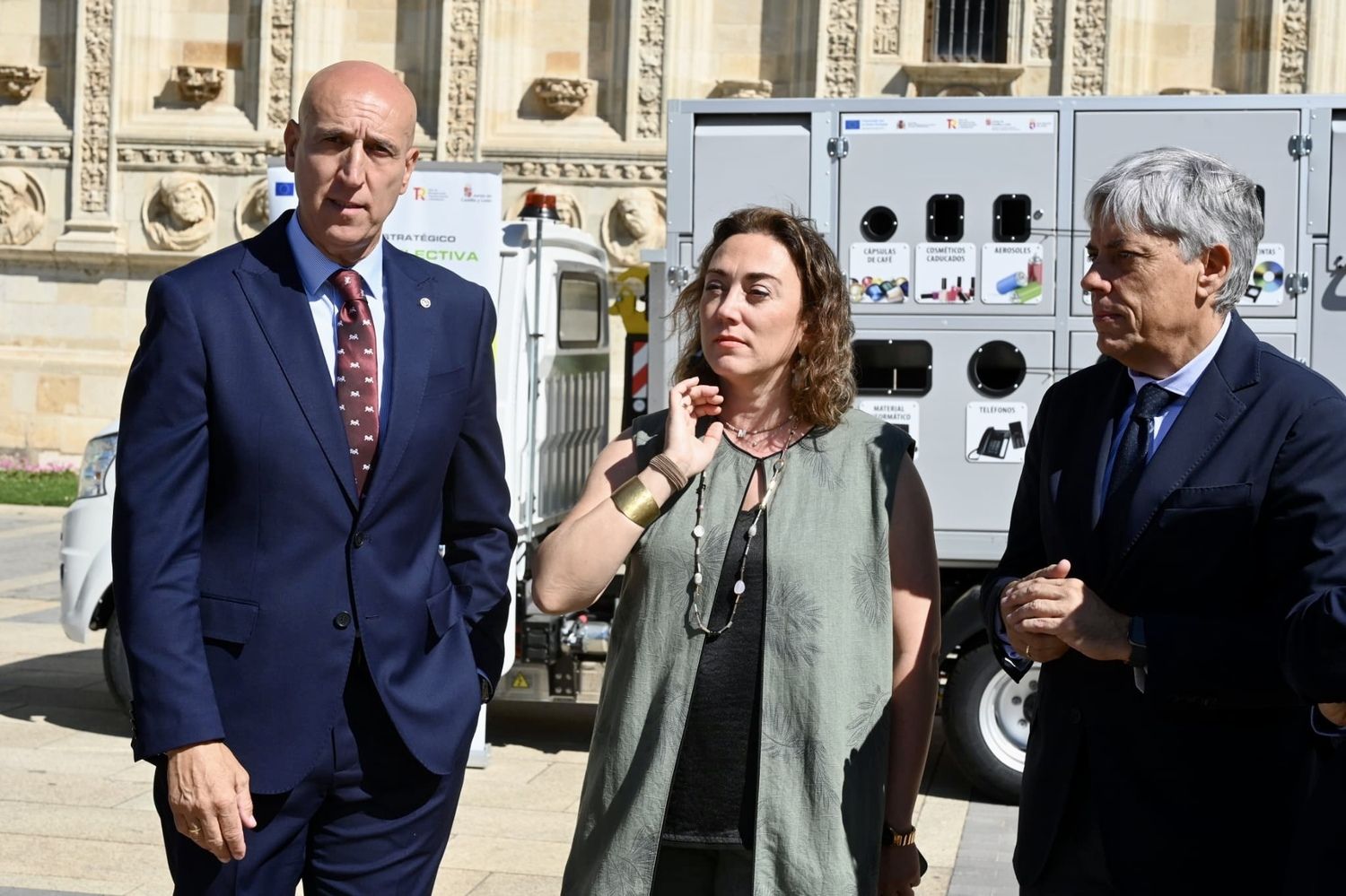 La consejera de Medio Ambiente y Energía, María González Corral, asiste al acto de entrega de puntos limpios móviles a los ayuntamientos de León, San Andrés del Rabanedo y Valverde de la Virgen, además de a la Diputación de León