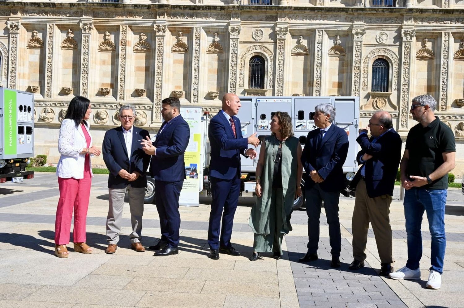 La consejera de Medio Ambiente y Energía, María González Corral, asiste al acto de entrega de puntos limpios móviles a los ayuntamientos de León, San Andrés del Rabanedo y Valverde de la Virgen, además de a la Diputación de León