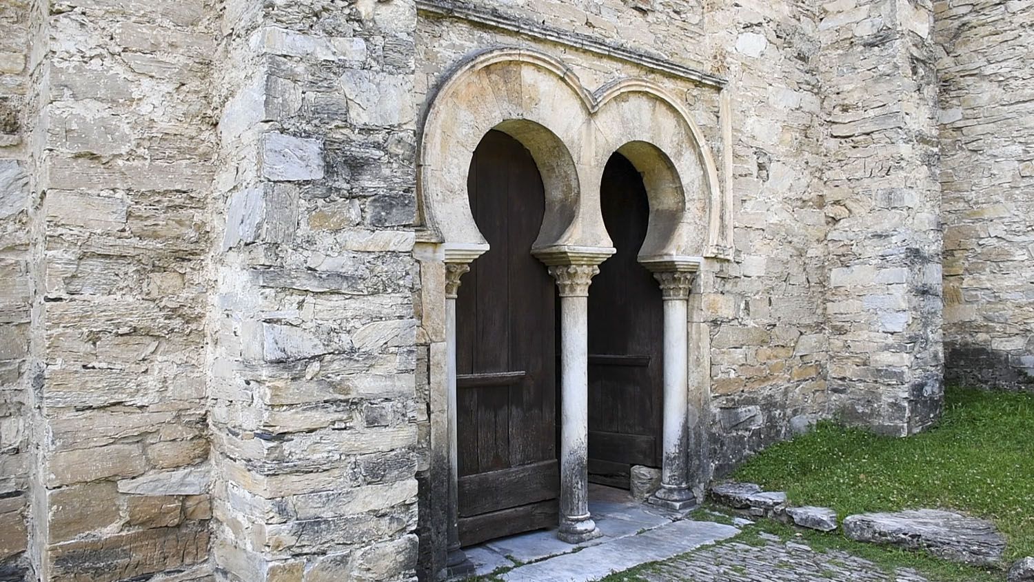 Iglesia mozárabe de Peñalba de Santiago (3) Iglesia mozárabe de Peñalba de Santiago (3)
